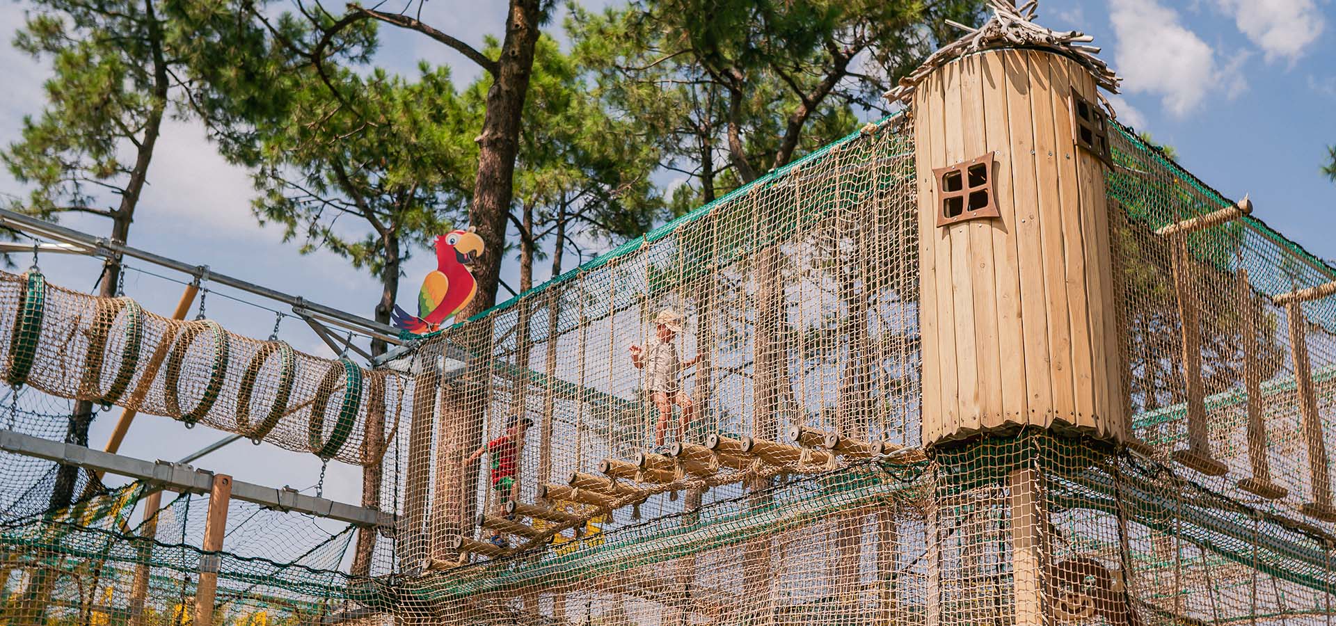 Camping san damiano aire de jeux enfants sur parcours deuxieme etage
